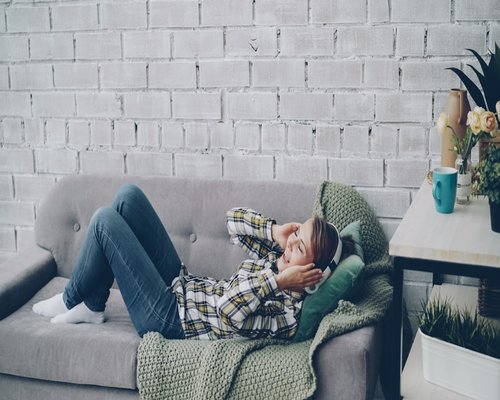 Persona rilassata sul divano a fine giornata